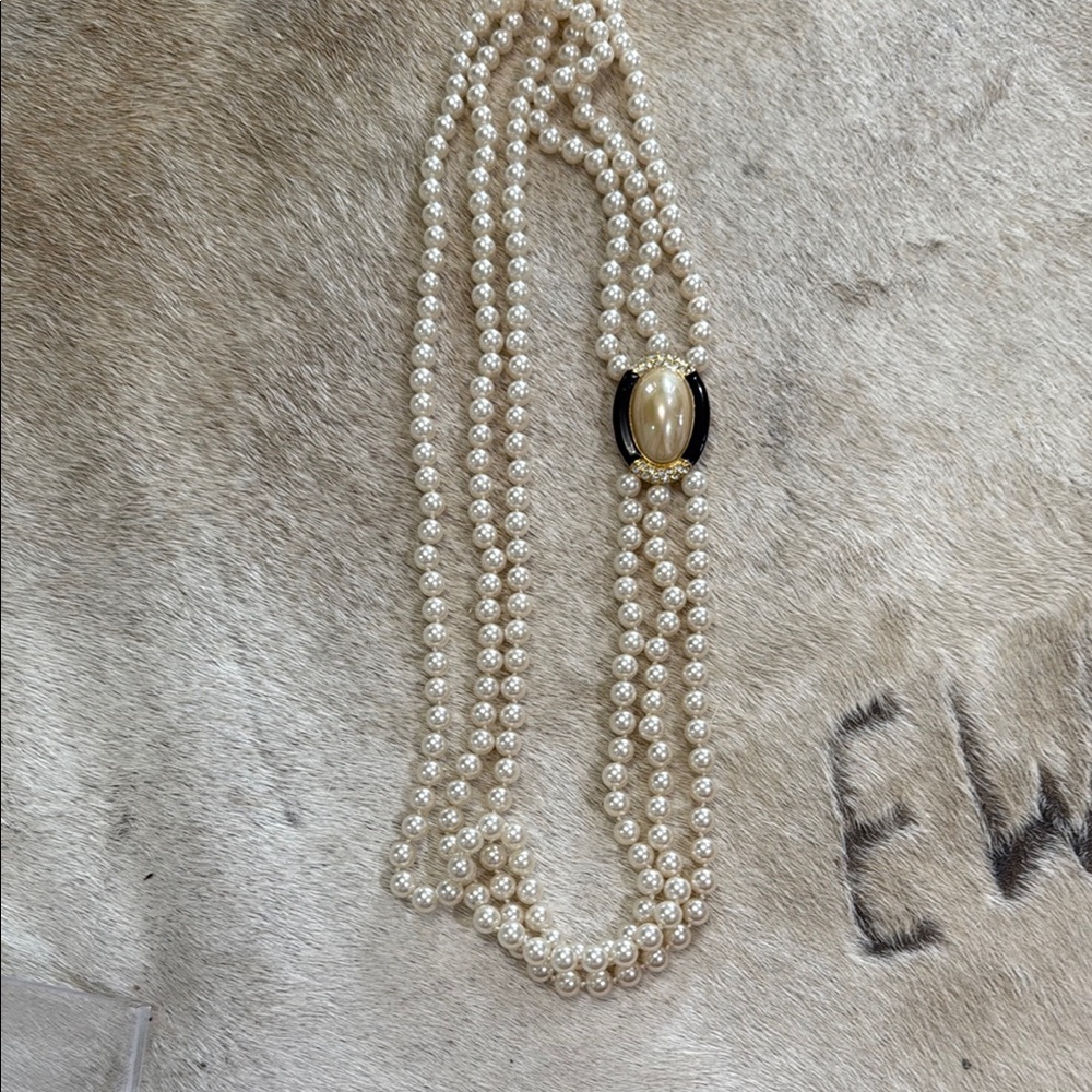 Elegant Pearl Necklace with Black Accent